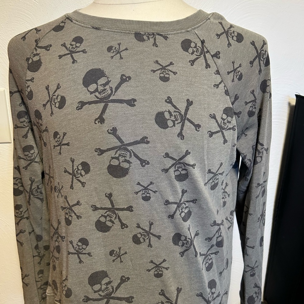 Green skull & crossbones sweatshirt EUC size Medium